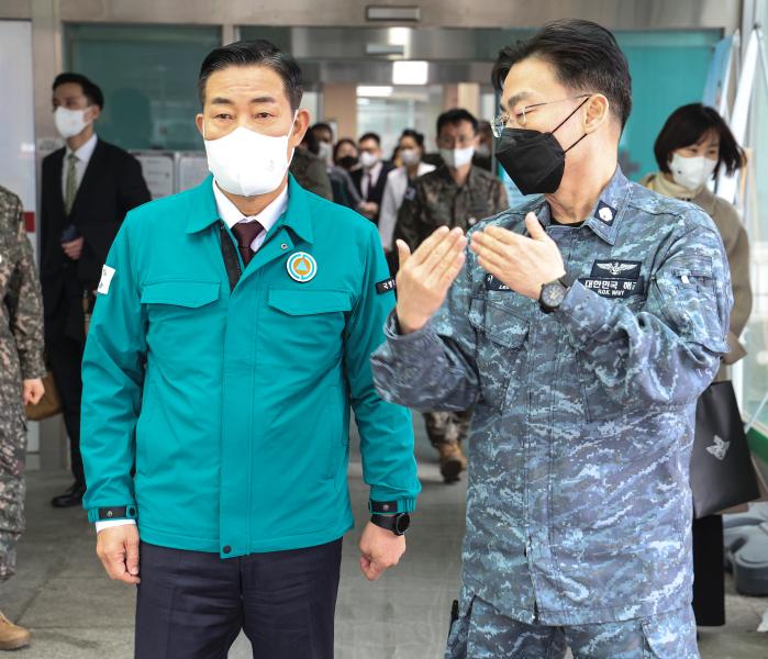 군 비상 진료체계 운영 상황 점검 및 군 의료진 격려차 5일 국군대전병원을 방문한 신원식(왼쪽) 국방부 장관이 이국종 국군대전병원장으로부터 응급실 운영 현황에 대한 보고를 받고 있다. 국방부 제공