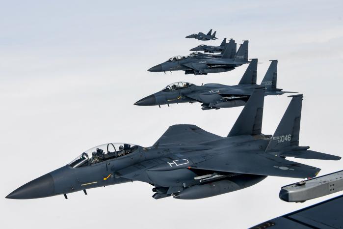 공군11전투비행단 F-15K 편대가 ‘2024 자유의 방패 연합연습’과 연계한 비수(PISU) 훈련 중 임무공역에서 적 순항미사일 요격임무를 완수하고 복귀하고 있다. 공군 제공