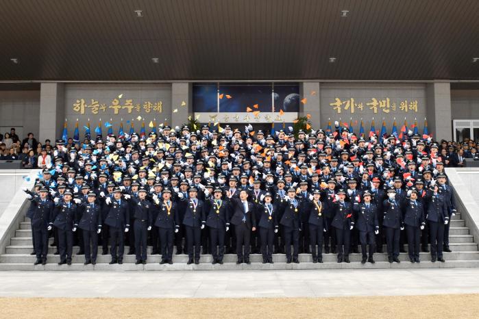 6일 공사 성무연병장에서 신원식 국방부 장관 주관으로 열린 ‘공군사관학교 제72기 졸업 및 임관식’에서 신임 소위들이 축하 세리머니를 펼치고 있다.