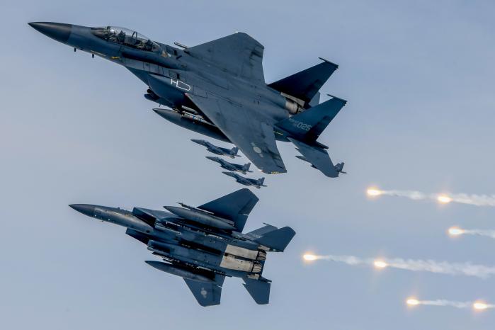 공군11전투비행단 F-15K 편대가 2024 자유의 방패 연합연습과 연계한 비수훈련 중 플레어(Flare)를 발사하고 있다. 공군 제공