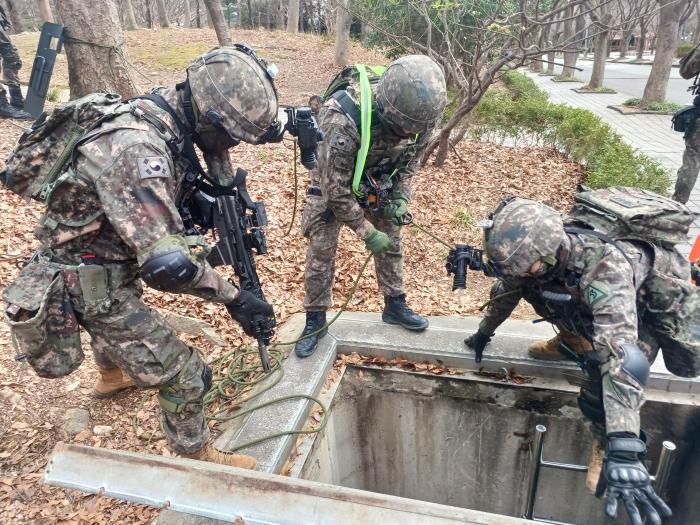 육군53보병사단 부산여단 장병들이 6일 FS 연합연습 하나로 열린 해운대 지하 공동구 통합방위훈련’에서 지하 터널 투입을 준비하고 있다. 부대 제공