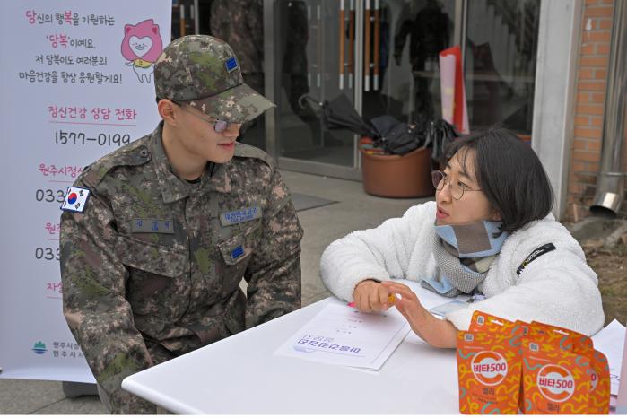 공군8전투비행단 장병이 정신건강 캠페인에서 간호사와 상담하고 있다. 사진 제공=김민 하사