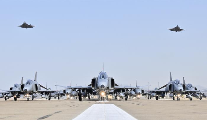  յ F-4E  ʵη    30 밡  8    ϸ Ʈ ũ(Elephant Walk) Ʒ ϰ ִ.   