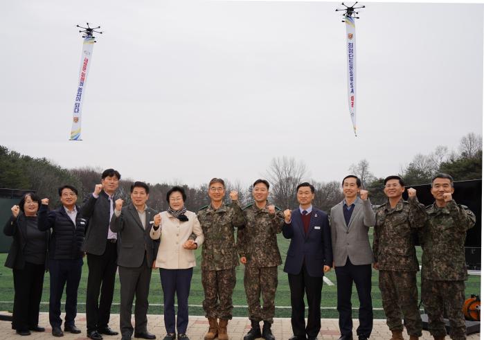 지원정(가운데) 육군정보학교장과 김경희(왼쪽 다섯째) 이천시장 등 관계자들이 상호협력 업무협약식을 마치고 파이팅을 외치고 있다. 부대 제공