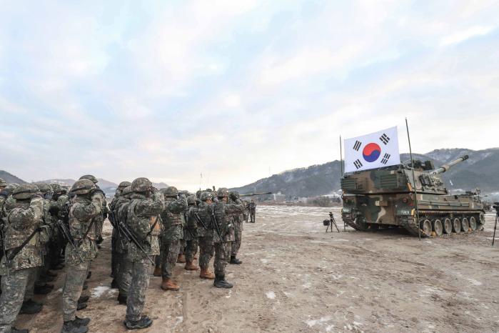 포탄사격 훈련에 투입된 3사단 장병들이 태극기에 경례하며 ‘즉·강·끝’ 응징태세를 다짐하고 있다.