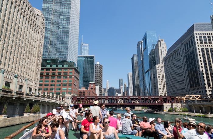 시카고강을 따라 운항하는 유람선을 타고 즐기는 ‘크루즈 건축투어’.