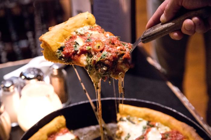 시카고식 피자로 불리는 ‘딥 디시 피자’.