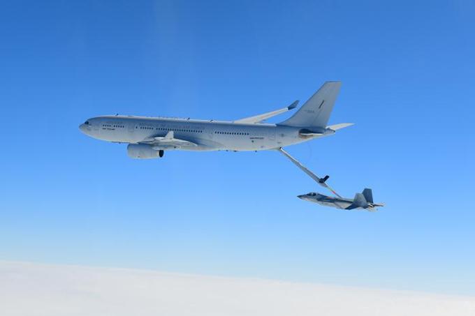 19일 진행된 KF-21 보라매 전투기의 첫 공중급유 비행시험에서 KF-21 시제 5호기가 KC-330 다목적공중급유수송기로부터 급유를 받고 있다. 방사청 제공