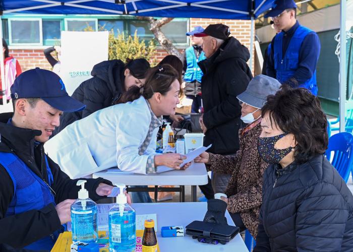 공군16전투비행단 장병과 안동의료원 관계자들이 20일 경북 예천군 지보면 주민들을 위해 무료 진료를 하고 있다. 사진 제공=배민우 병장