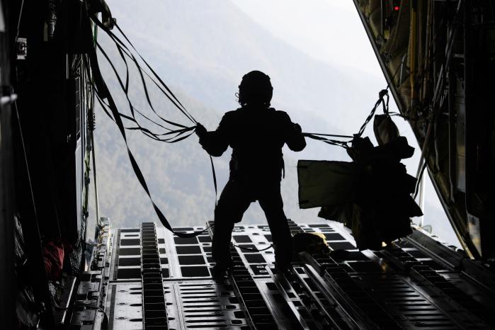 공군 로드마스터들이  C-130 수송기 후방 램프 도어에서 낙하산 줄(스태킹라인)을 회수하고 있다. 국방일보DB