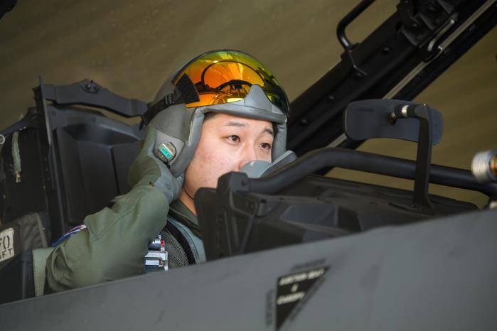 공군 F-15K 조종사가 출격 준비를 하고 있다. 국방일보DB