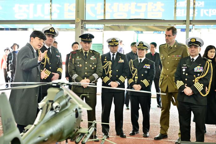 21일 논산시민공원에서 막을 올린 ‘2024 한국 회전익기 전시회’에서 외국군 장교들이 대한민국 헬기를 소개받고 있다. 부대 제공