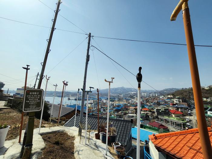 강원도 동해시 묵호동의 산동네 전경. 골목 여기저기에 그려진 벽화와 과거 재앙을 막기 위해 설치한 조형물 ‘솟대’를 볼 수 있는 솟대동산. 필자 제공