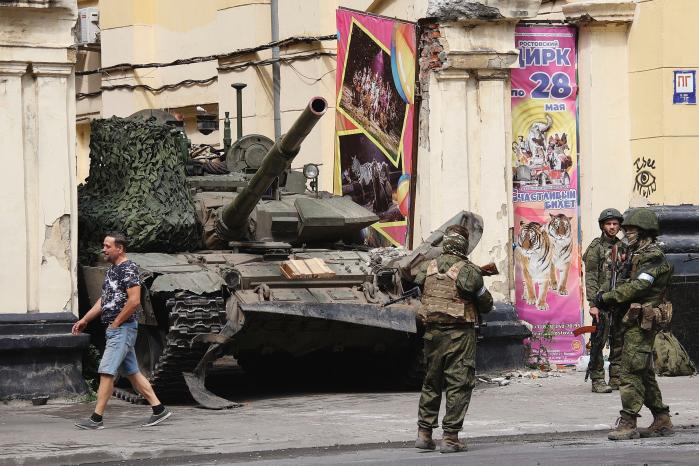 바그너그룹 부대원들이 지난해 6월 24일 러시아 로스토프나도누 거리에서 탱크를 지키고 있다. 연합뉴스