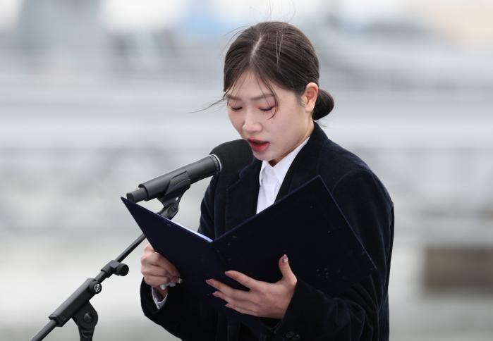 천안함 피격 고(故) 김태석 원사의 자녀 김해봄 양이 ‘아빠에게 보내는 편지’를 낭독하고 있다. 연합뉴스