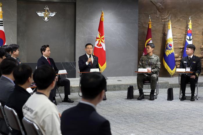 신원식(오른쪽 셋째) 국방부 장관이 25일 서울 용산구 국방부에서 진행된 2030 자문단 출범식에서 모두발언을 하고 있다. 양동욱 기자