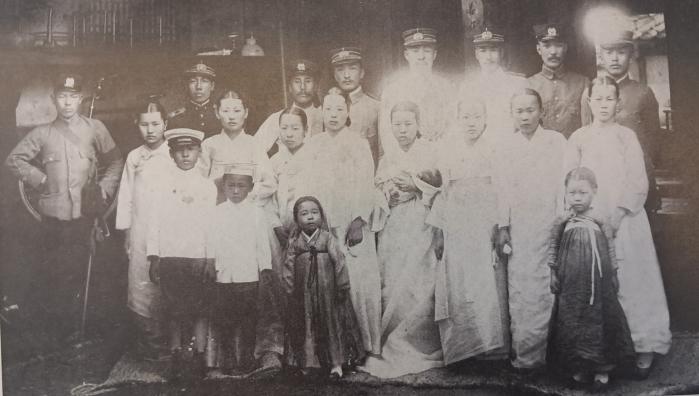 대한제국 무관 시절의 8형제배. 뒷줄 왼쪽부터 김응선, 유동열, 남기창, 박두영, 박영철, 김기원, 전영헌, 이갑. 출처=김정렬 장군