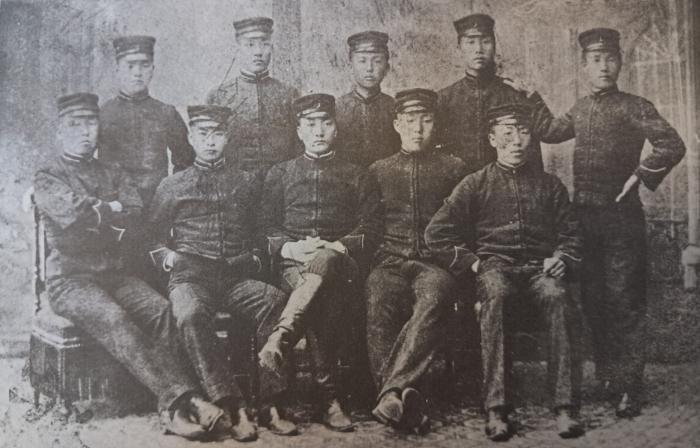 도쿄 세이조학교 재학 시절의 8형제배. 뒷줄 중앙이 이갑. 앞줄 왼쪽 둘째부터 김기원, 박두영, 박영철, 유동열. 출처=김정렬 장군