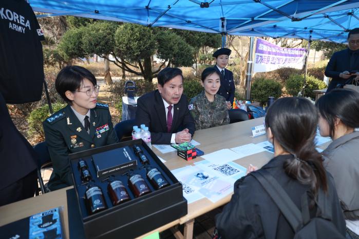 김선호(왼쪽 둘째) 국방부 차관이 지난 14일 서울 용산구 숙명여자대학교 ROTC 후보생 모집 홍보 부스에서 학생들과 이야기를 나누고 있다. 양동욱 기자