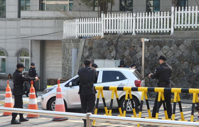 군사경찰대대 장병들이 통합상황조치 훈련을 하는 모습.