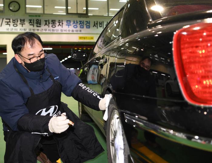 국방부 직원 차량을 무상 점검하는 정비수송대대원.
