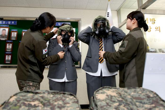 지난 26일 육군2작전사령부 화생방대대에서 진행된 상지미래경영고 야전부대 현장학습 현장에서 학생들이 방독면을 착용해 보고 있다. 부대 제공