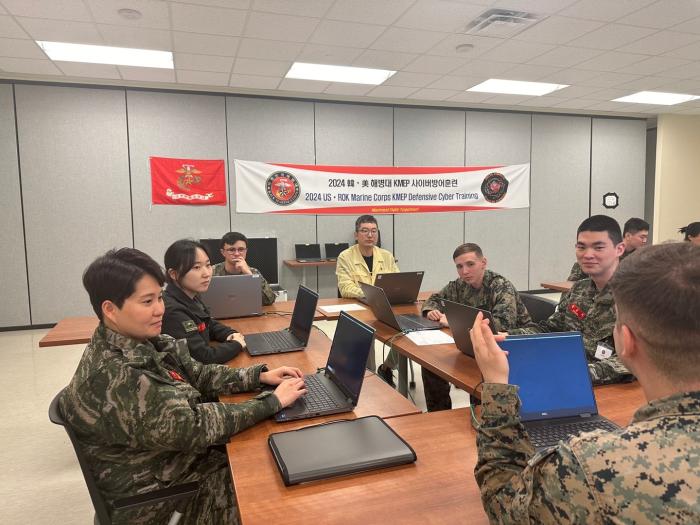 한미 해병대가 평택 캠프 험프리스에서 개최한 KMEP 사이버 방어훈련에서 두 나라 장병들이 연합방어팀을 편성, 사이버 공격 대응 절차를 숙달하고 있다. 해병대 제공