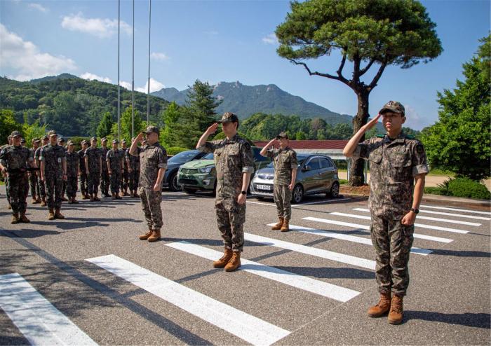 임무수행 신고를 하고 있는 비상근예비군들.