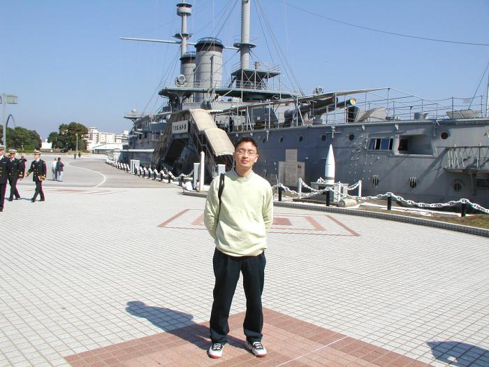 일본 요코스카항에 전시된 미카사함 앞에서. 미카사함은 일본이 청일전쟁에서 승리해 받은 배상금으로 영국에 주문·건조한 함정 중 하나다.