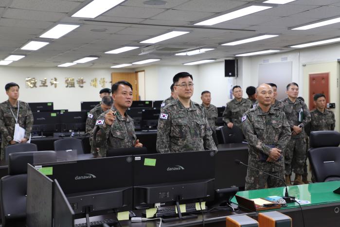 박안수(대장·둘째 줄 왼쪽 둘째) 육군참모총장이 8일 전투지휘훈련단을 방문해 대항군 임무·편성을 보고받고 있다. 육군 제공