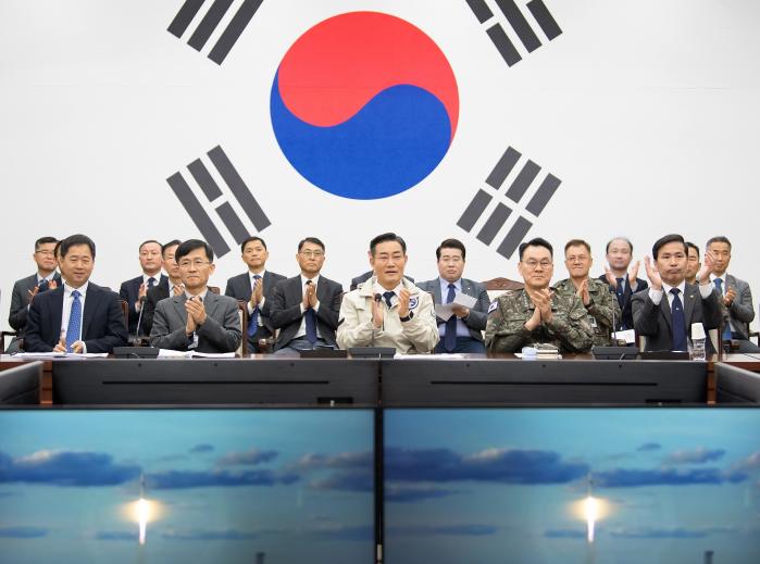 신원식(앞줄 가운데) 국방부 장관과 군 주요직위자들이 군 정찰위성 2호기 발사 현장 중계를 참관하며 발사 성공을 축하하고 있다. 국방부 제공