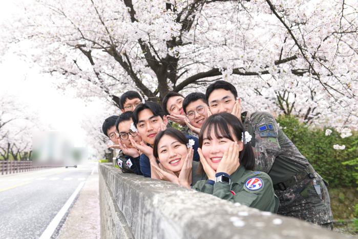 <strong>공군15특수임무비행단 장병들이 8일 ‘스프링 블라썸’ 포토존에서 사진을 찍고 있다. 박민건 하사 </strong>
