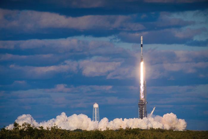 군 정찰위성 2호기가 8일(한국시간) 오전 미국 플로리다주 케네디스페이스센터에서 발사되고 있다. 2호기는 성공적으로 목표 궤도에 안착했다. 스페이스X 제공