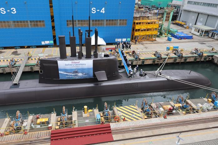 3000톤급 잠수함 3번함 신채호함이 지난 4일 HD현대중공업 울산조선소에 정박해 있다. 해군에 인도된 신채호함은 약 8개월의 전력화 과정에 들어갔다.