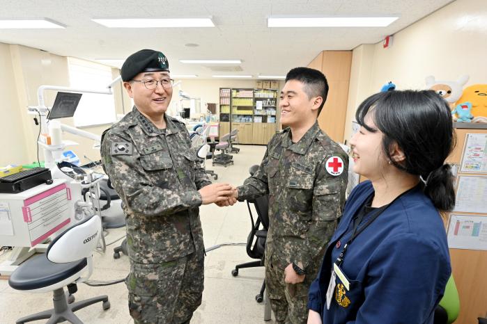 9일 육군15보병사단 의무대대를 방문한 박안수(맨 왼쪽) 참모총장이 장병들을 격려하고 있다. 육군 제공