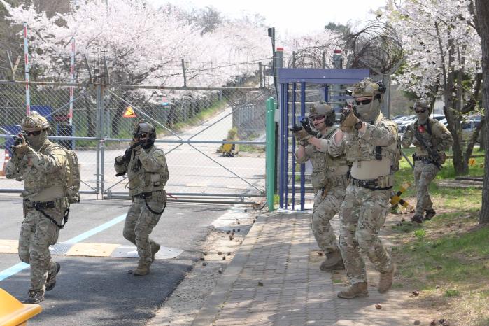 9일 해군2함대에서 진행된 우편물·택배 테러 대응훈련에서 특전대대 장병들이 현장에 출동하고 있다. 부대 제공