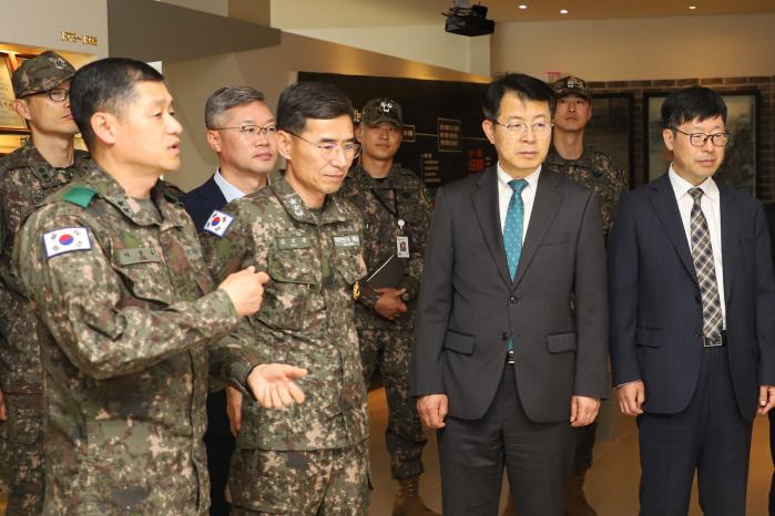 육군31보병사단을 찾은 광주·전남 지역 유관부대와 기관 대표자들이 부대 작전 현황을 듣고 있다. 부대 제공