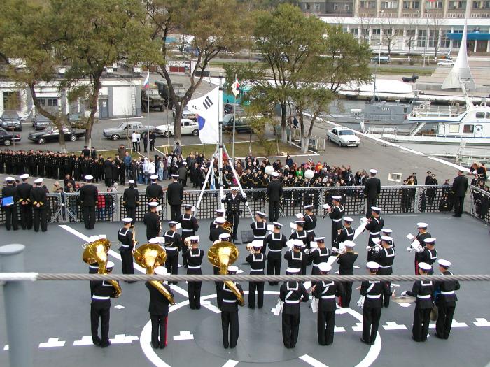 2002 해군순항훈련함대의 블라디보스토크 입항을 환영하는 행사에서 우리 교민과 러시아 관계자들을 위한 군악 공연이 열리고 있다.