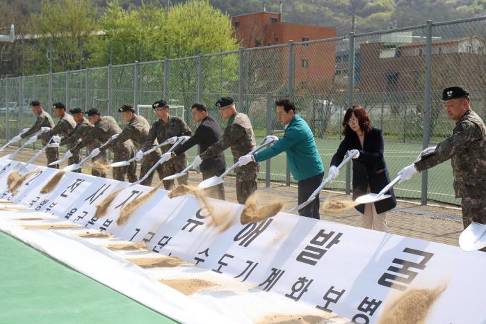 지난 12일 육군수도기계화보병사단 예하 노도대대가 개최한 6·25전쟁 전사자 유해발굴 개토식에서 참석자들이 시삽하고 있다. 부대 제공