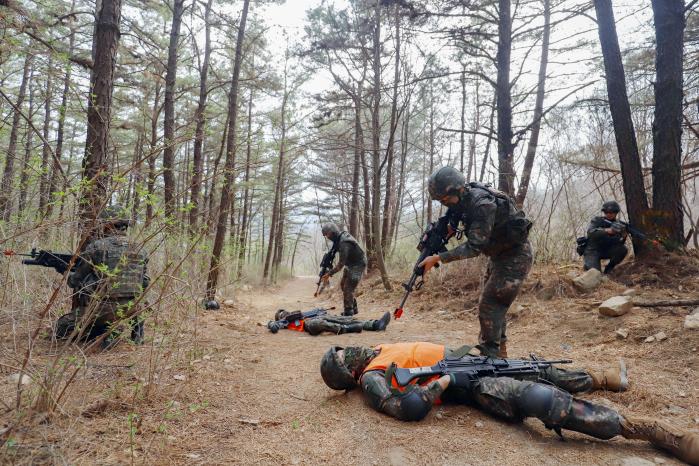 육군3보병사단 맹호여단 백호대대 장병들이 지난 11일 주둔지 일대 전술훈련장에서 진행된 조우전 시범식 교육 중 조우한 적을 격멸하고 있다. 사진 제공=이도선 상사