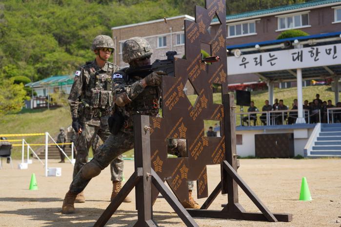 육군31보병사단 이순신여단 장병들이 지난 12일 조우전 상황 가정 도시지역작전 전투기술 훈련에서 사격 자세를 취하고 있다. 사진 제공=신민철 중위