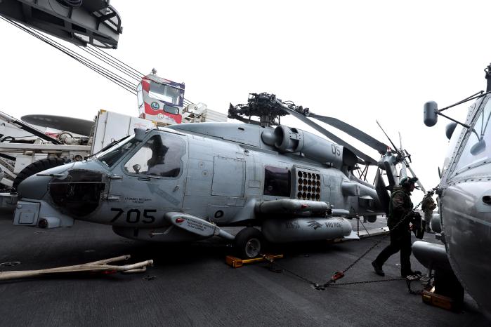헬기 싣고 항공모함에 탑재된 MH-60 시호크 해상작전헬기.