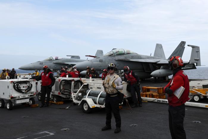 발진 준비 철저하게… 승조원들이 F/A-18E/F 전투기 발진을 준비하고 있다.