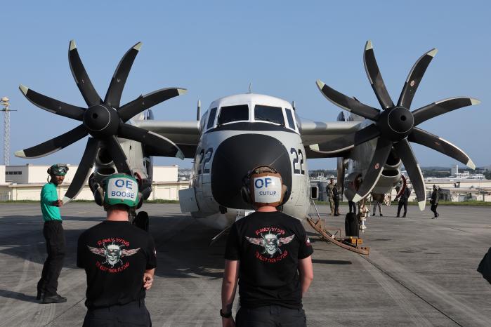 이륙 이상 무 비행을 준비하는 C-2 그레이하운드 수송기.