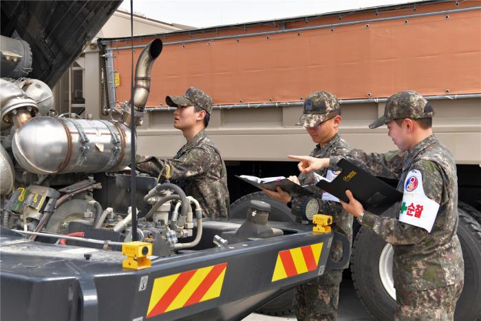 공군8전비 안전점검 장병들이 활주로 피해복구장비를 확인하고 있다. 사진 제공=이동식 상사