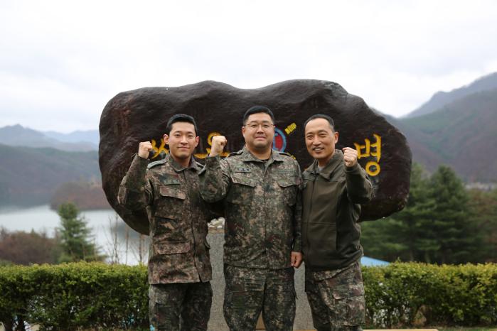 경운기 사고를 당한 노인을 구조한 육군2포병여단 횃불대대 김대현 중위, 김영한 상사, 김양수 원사(왼쪽부터).