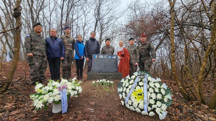 하헌철(오른쪽 넷째) 육군36보병사단장과 필립 베르투(가운데) 주한 프랑스 대사, 프레데릭 에토리(맨 오른쪽) 주한 프랑스 국방무관 등 참석자들이 15일 강원도 평창군 1037고지에 있는 프랑스군 전투전적비를 찾아 참배하고 기념촬영을 하고 있다. 부대 제공