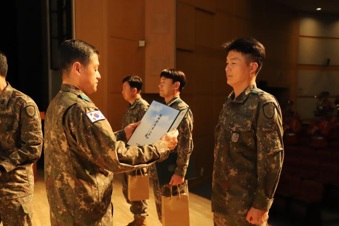 이일용(왼쪽) 육군31보병사단장이 15일 5·18기념문화센터에서 열린 ‘제56주년 예비군의 날’ 기념식 중 유공자에게 표창을 수여하고 있다. 부대 제공