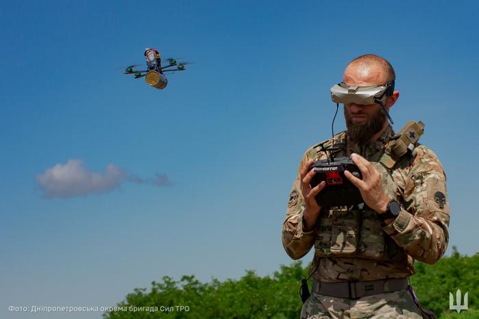 우크라이나군이 처음 전쟁 무기로 활용하기 시작한 FPV 드론은 최첨단 유도무기의 훌륭한 대체품으로 활약하며 전쟁 양상을 변화시키고 있다.  출처=우크라이나군 합동군 페이스북 계정(facebook.com/GeneralStaff.ua)