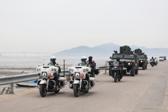 육군17보병사단 군사경찰대대 모터사이클과 소형전술차량이 인천시 을왕동 선녀바위해수욕장 인근 해안도로를 달리면서 해·강안 경계작전을 펼치고 있다. 양동욱 기자